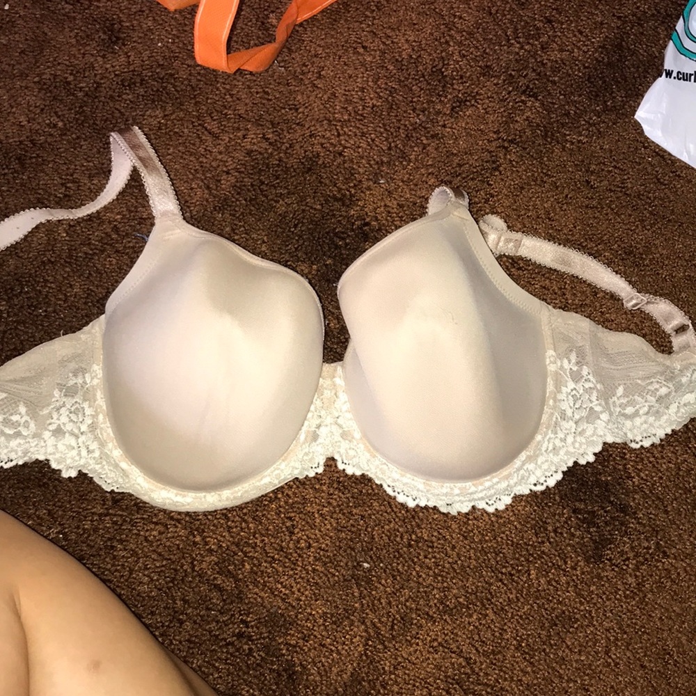 nude and white lace wacoal bra 32g